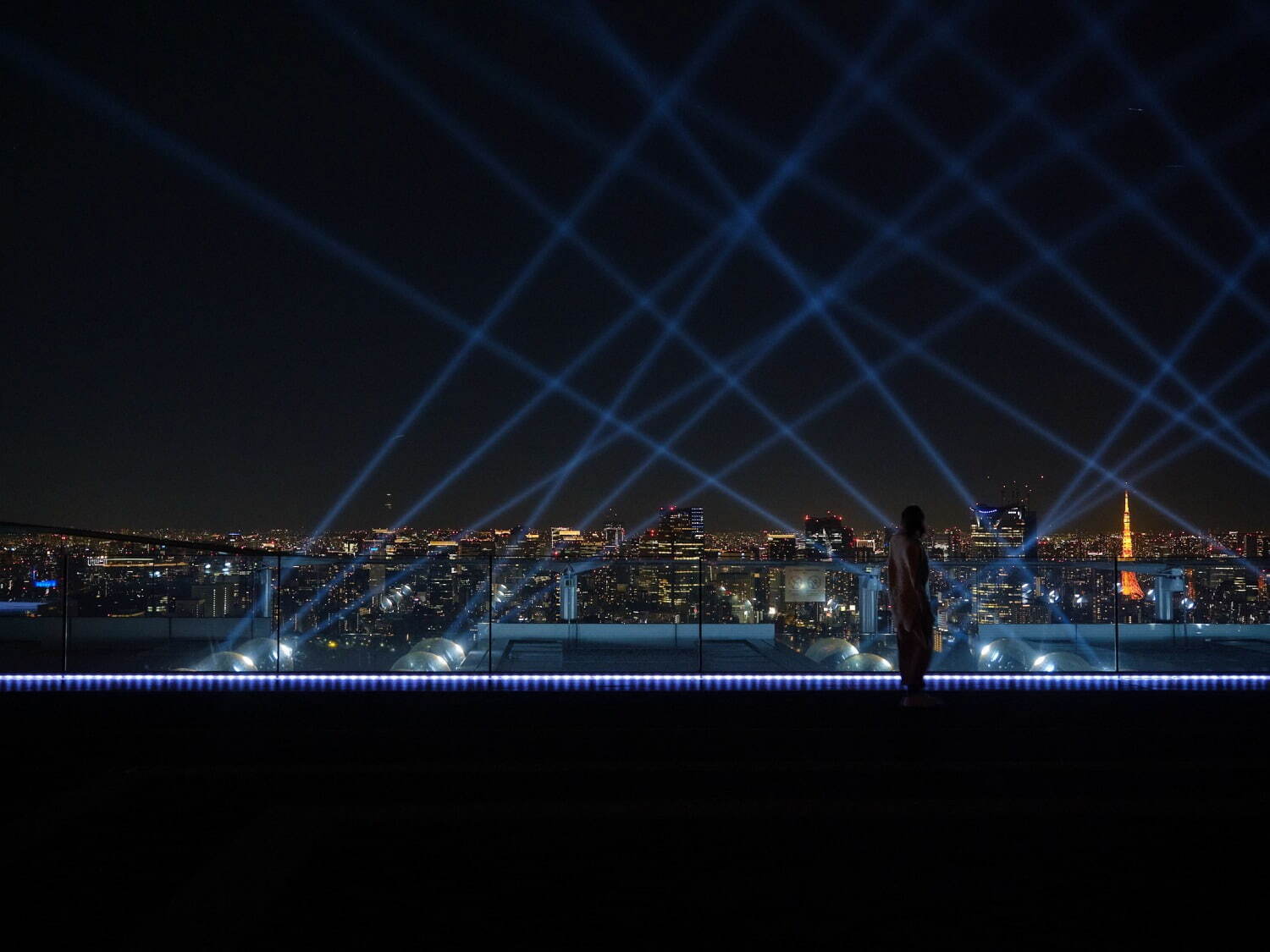 渋谷スカイで都会の冬景色を堪能するイベント、“眺望を乱反射”するミラーバルーン＆光の演出など｜写真8