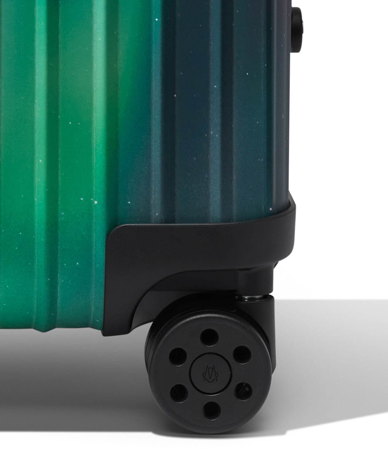 リモワ“オーロラ”着想の限定スーツケース、鮮やかグリーン×パープルの 