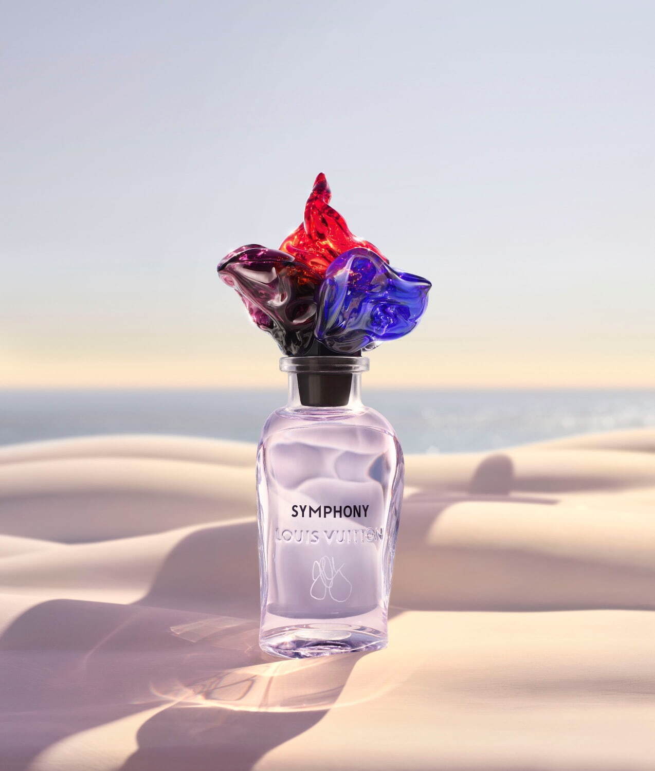 ルイ・ヴィトンの香水「シンフォニー」“花の造形”キャップをムラーノ