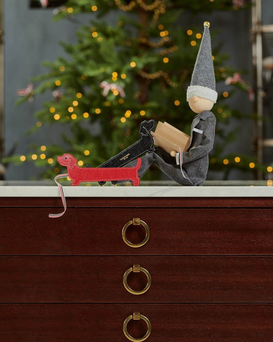 トム ブラウンのクリスマス、犬の“ヘクター”形バッグ＆スキーモチーフ