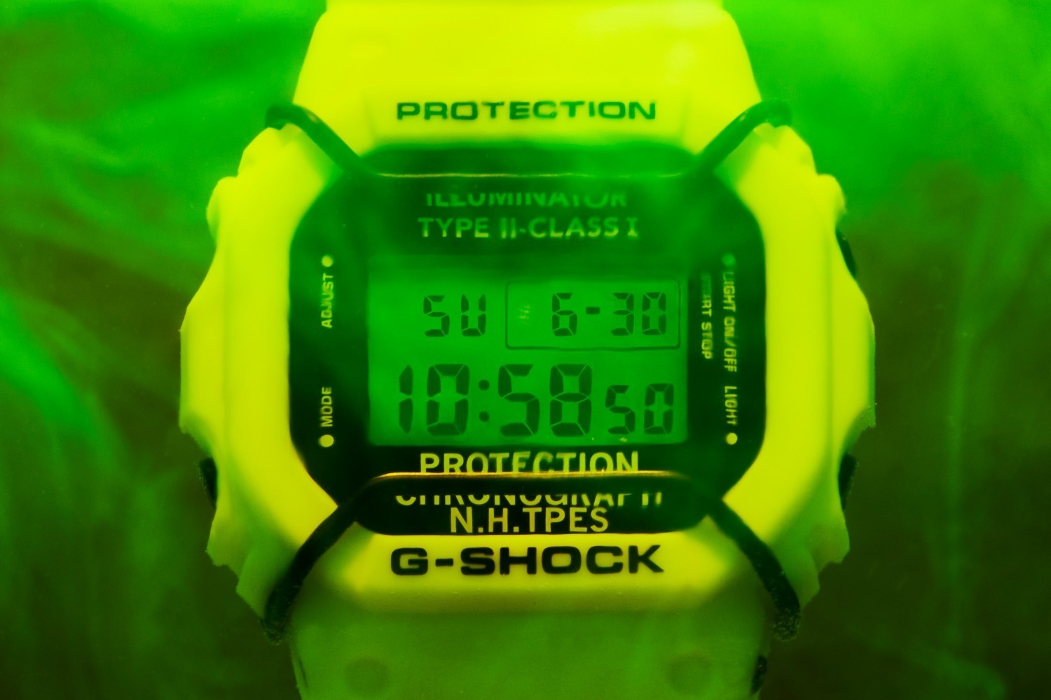 N.ハリウッド × G-SHOCKのコラボ腕時計“海面着色剤”着想のイエロー