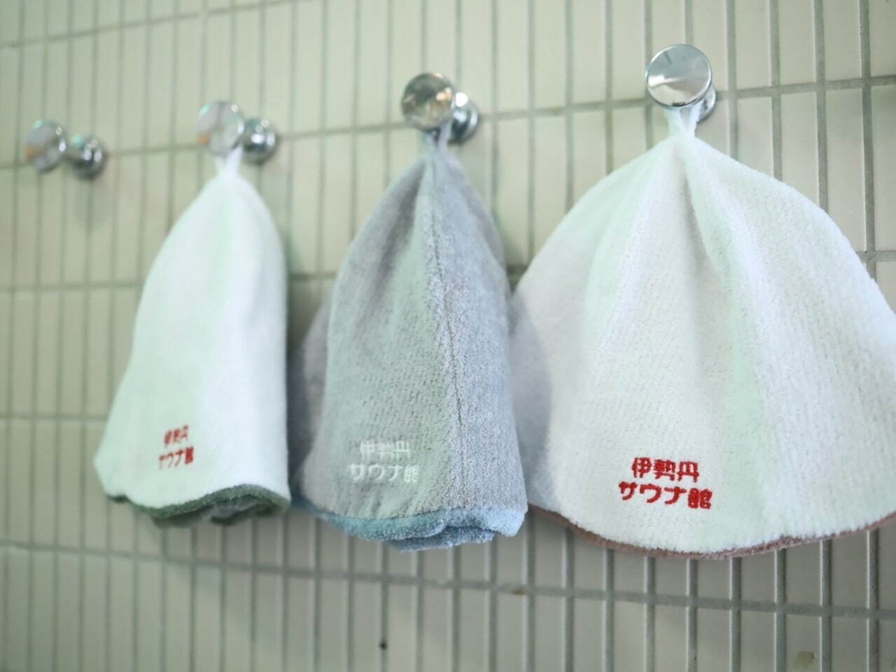 ととのう”サウナグッズが伊勢丹新宿店に、レトロキーホルダーや刺繍