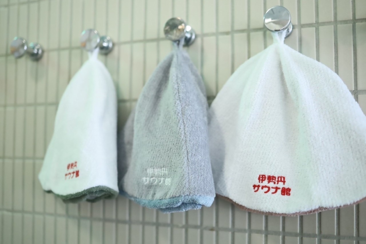 ととのう”サウナグッズが伊勢丹新宿店に、レトロキーホルダーや刺繍入りサウナハットなど約60ブランド - ファッションプレス