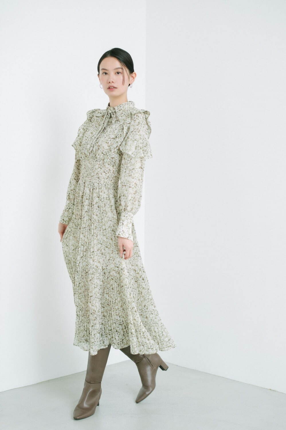 スナイデル23年春“1枚で着飾れる”チュールのプリーツドレス＆パステル