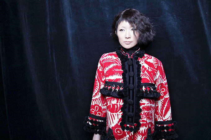 椎名林檎がマーク ジェイコブスのショーに出席 14年春夏の新作ドレスを着て登場 ファッションプレス