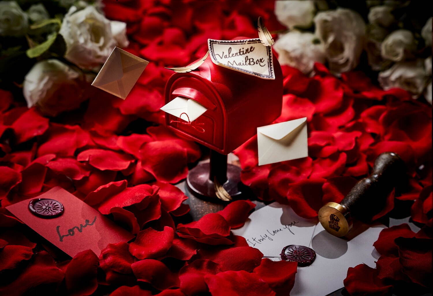 ザ・リッツ・カールトン大阪23年バレンタイン、メールボックス型チョコやハートのベリームース｜写真1