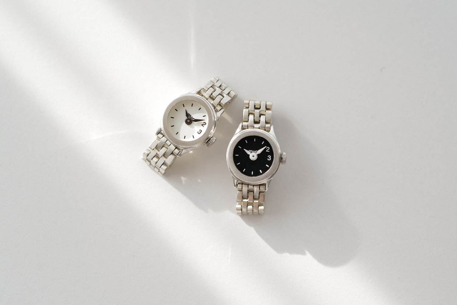 指輪感覚で着ける“指時計”「モコ」2023年記念した新作、ホワイト