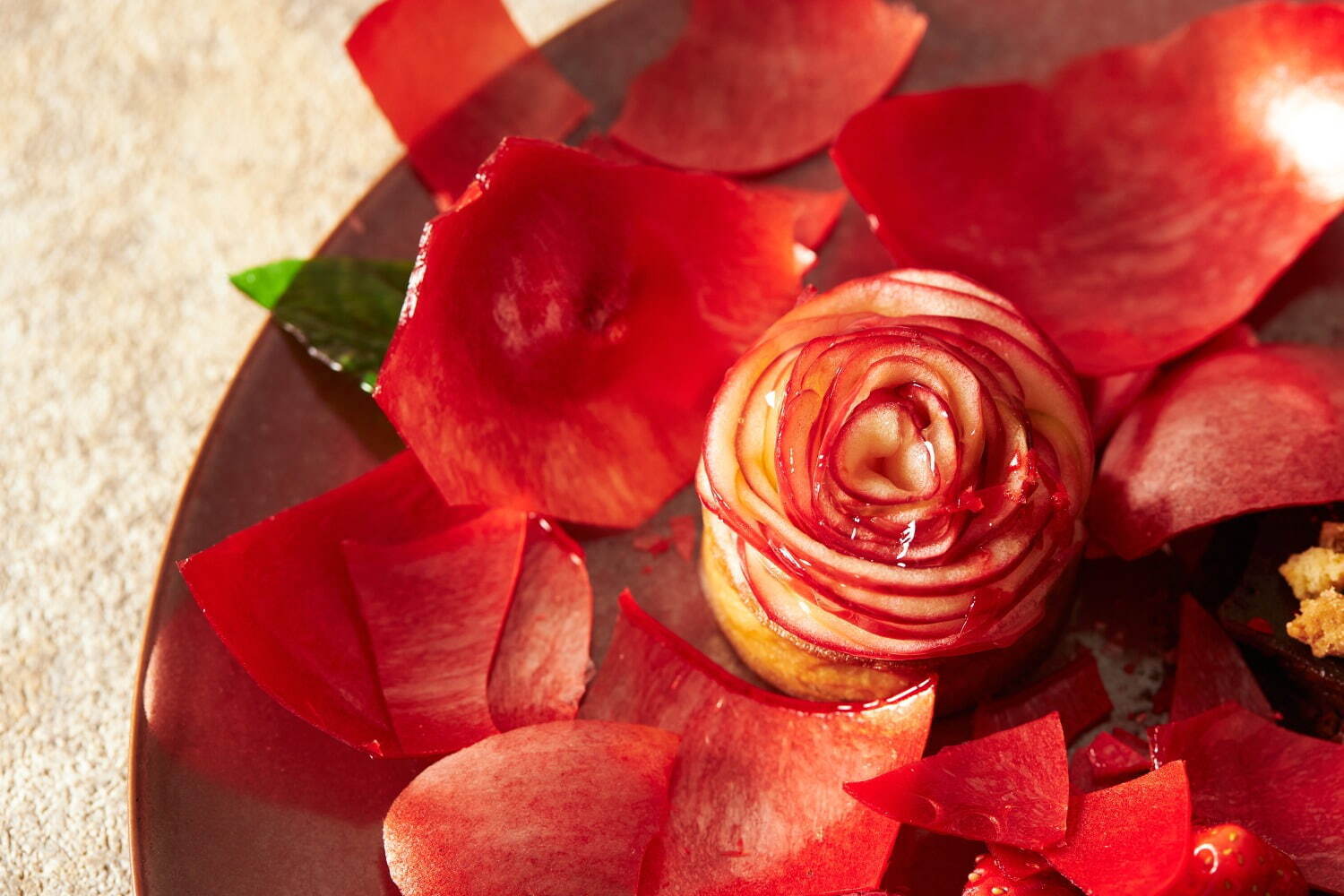 グランドプリンスホテル新高輪のバレンタイン、バラの花びらタルトが隠れた真っ赤な“りんご型”スイーツ｜写真2