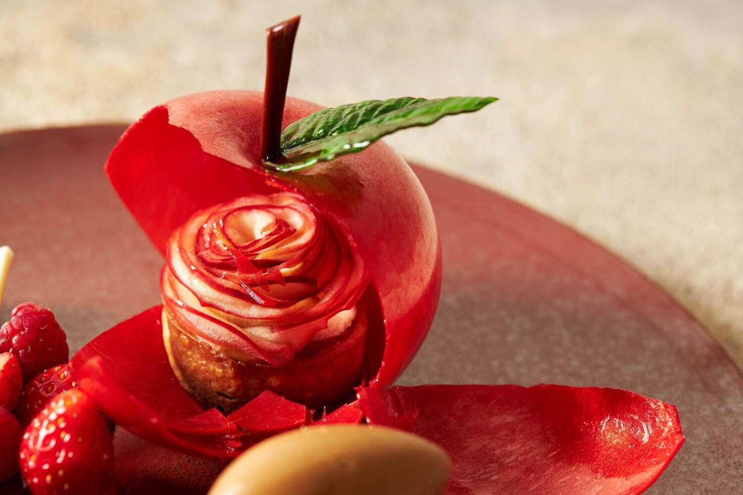グランドプリンスホテル新高輪のバレンタイン、バラの花びらタルトが隠れた真っ赤な“りんご型”スイーツ｜写真3