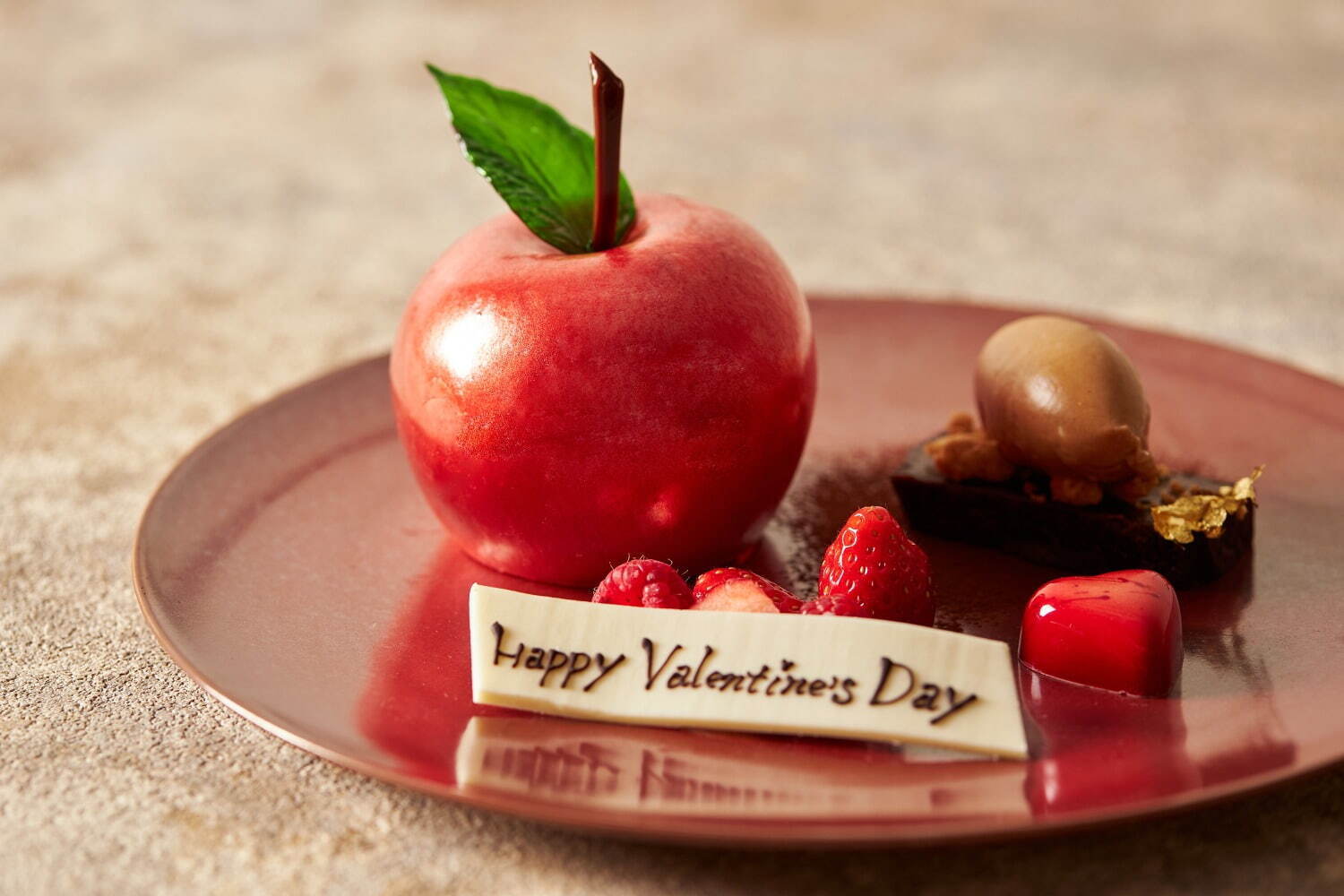 グランドプリンスホテル新高輪のバレンタイン、バラの花びらタルトが隠れた真っ赤な“りんご型”スイーツ｜写真1