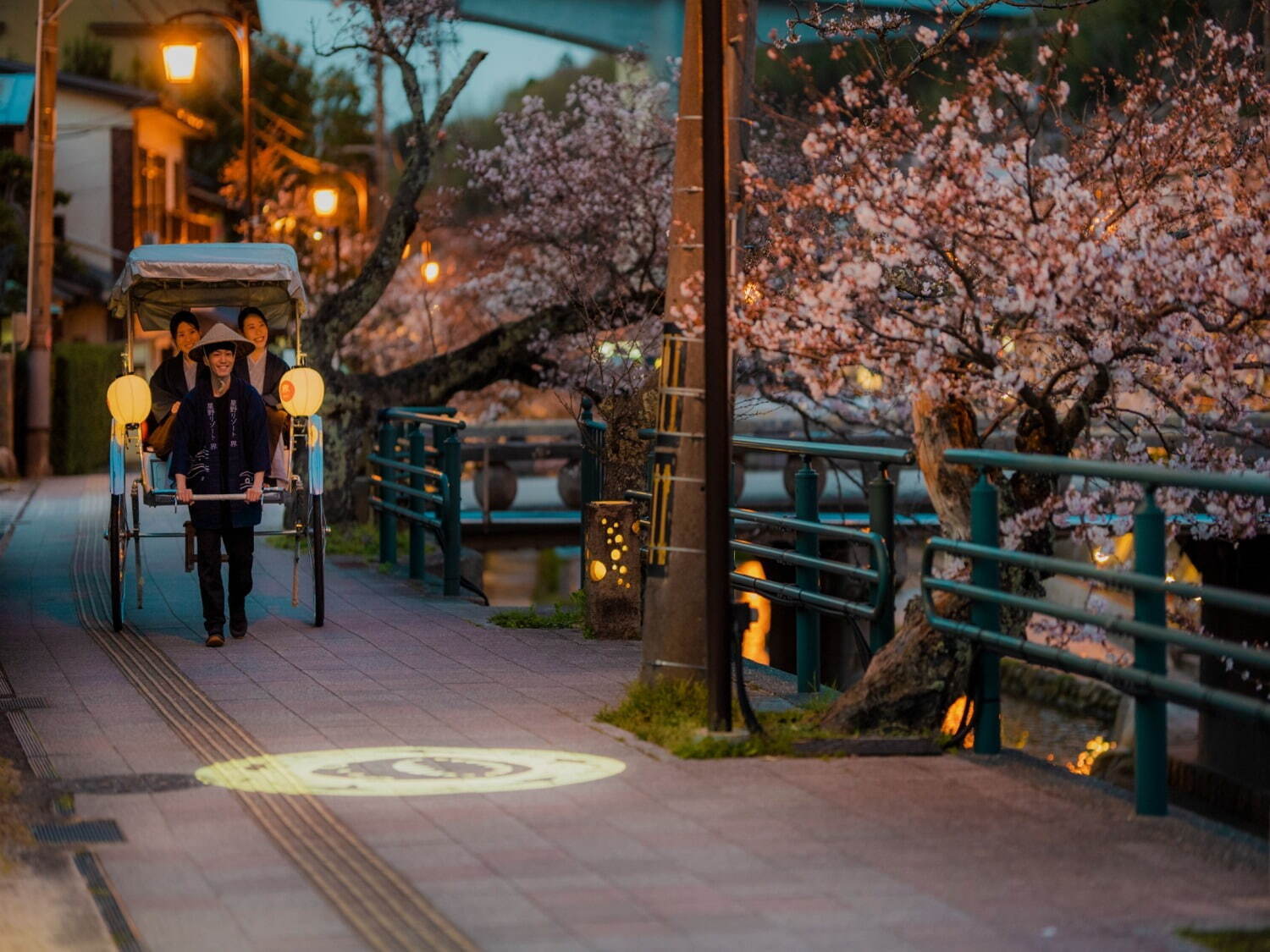 星野リゾートの温泉旅館「界 玉造」“夜桜巡り人力車”400本の桜を人力車で鑑賞、温泉湯たんぽと共に｜写真9