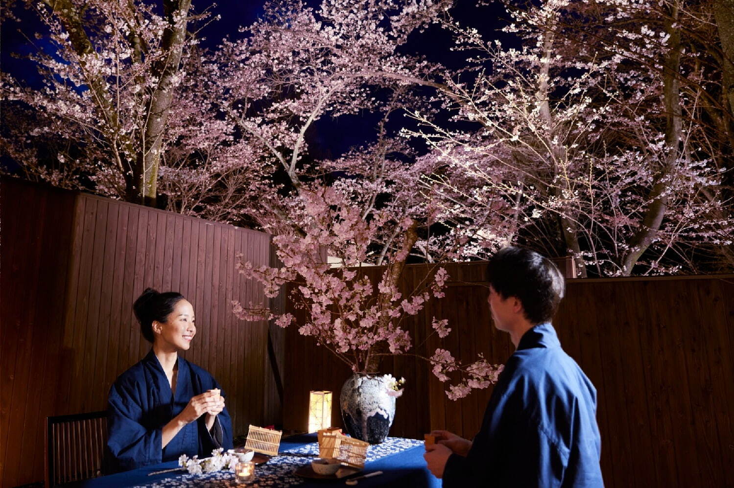 星野リゾートの温泉旅館「界 鬼怒川」満開の夜桜と会席料理をテラスで、“桜餅×海老”煮物椀や桜スイーツ｜写真8