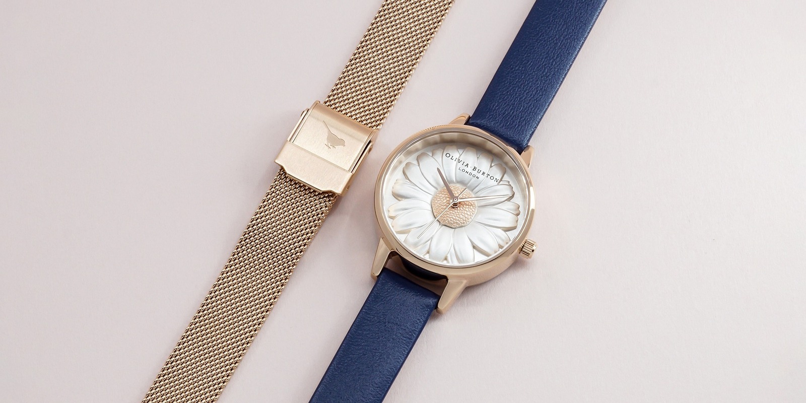 オリビア・バートンのバレンタイン、「3D デイジー」腕時計にネイビー