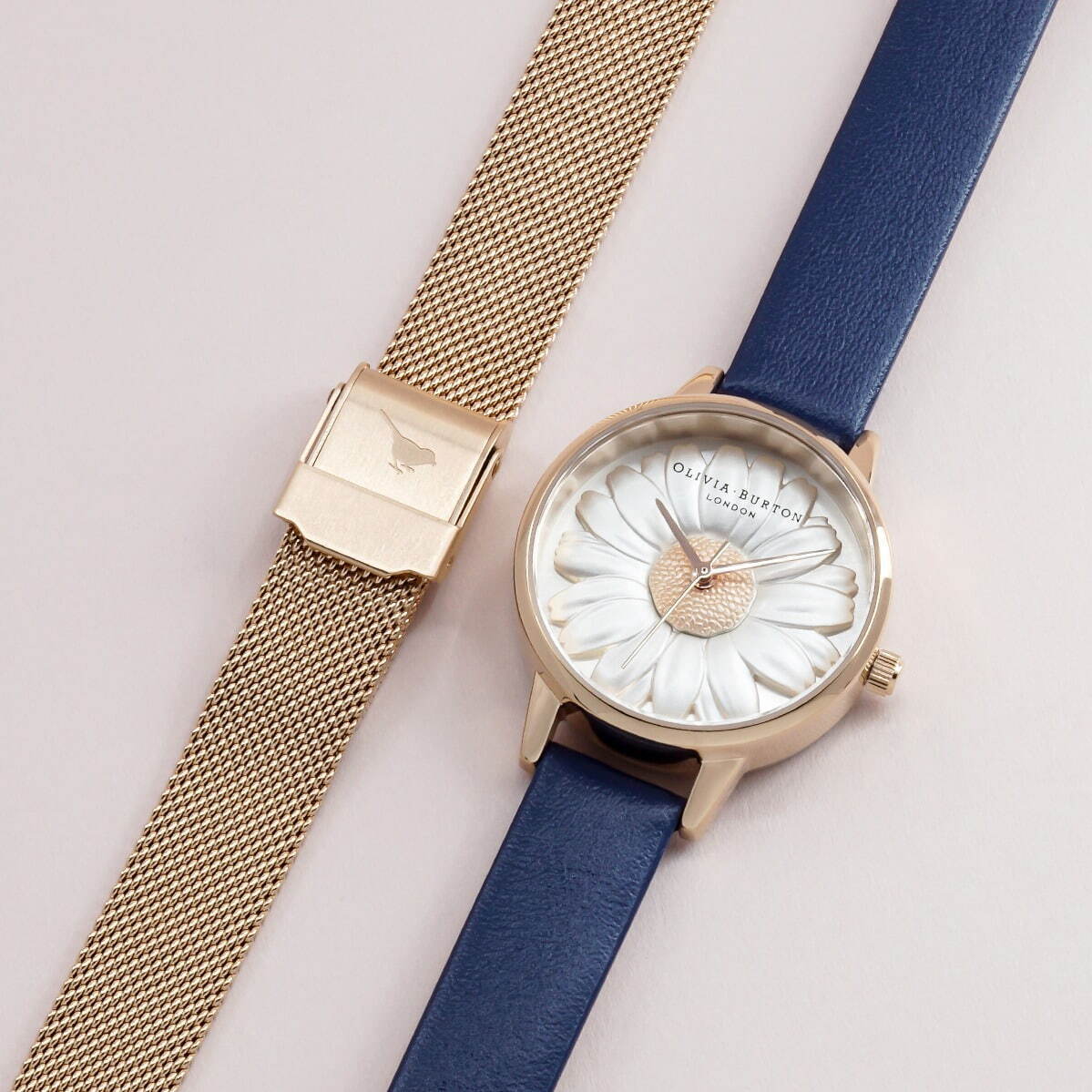 オリビア・バートンのバレンタイン、「3D デイジー」腕時計にネイビー 