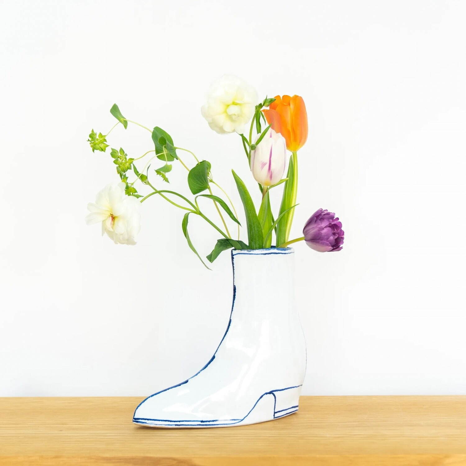 ブーツ”型花瓶「くつのかびん」陶芸家マリアンヌ・ハルバーグの新作 