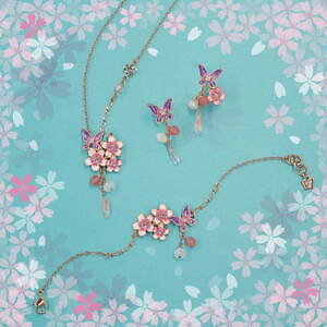 アナ スイ“桜×蝶”モチーフの新作ネックレス＆ピアス、華やかな桜の