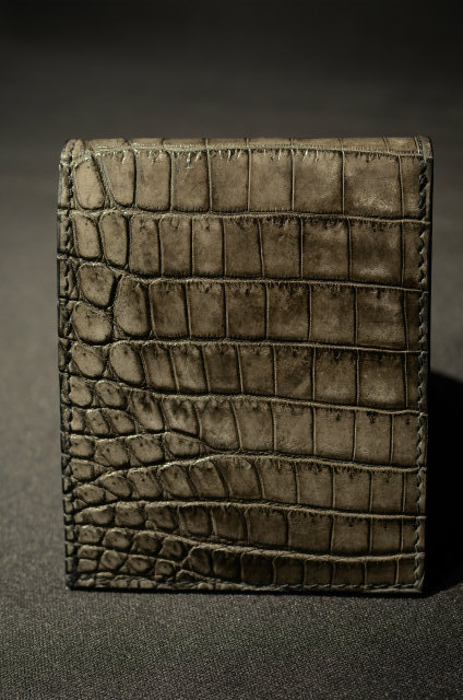 BACKLASH 墨染めクロコダイル 薄型二つ折り財布 - イサムカタヤマ