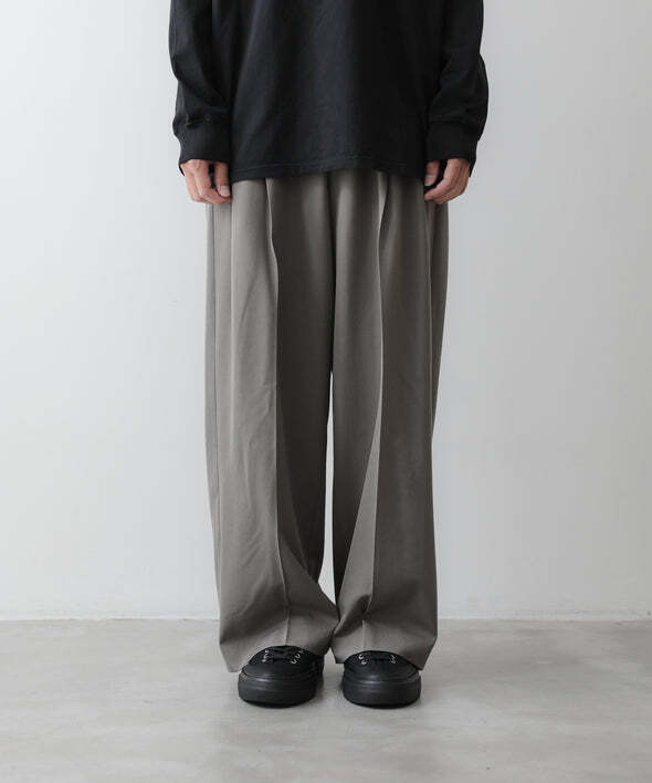 【ATTACHMENT】WOOL GABARDINE TWO PLEATS WIDE TROUSERS - 画像3枚目