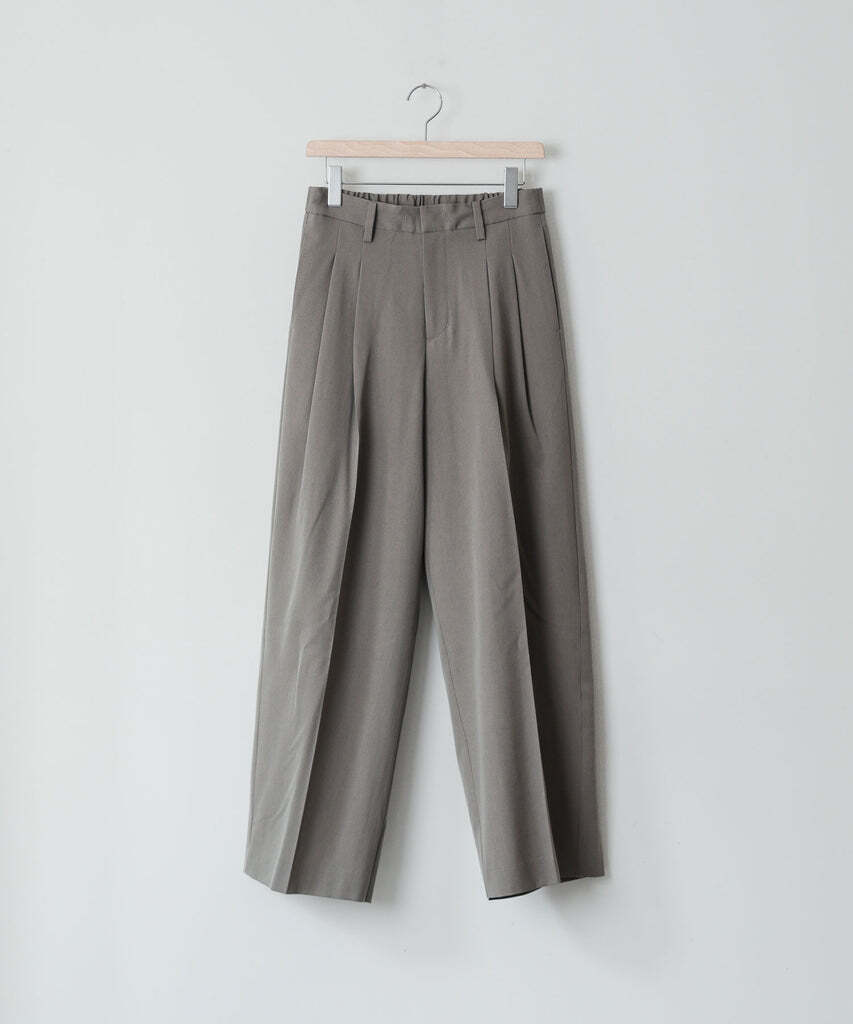 【ATTACHMENT】WOOL GABARDINE TWO PLEATS WIDE TROUSERS - 画像2枚目