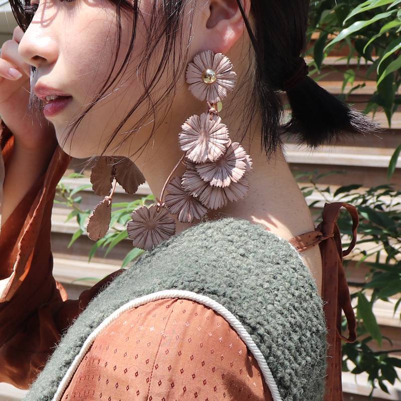 FUMIE TANAKA / FT leather Flower earring - 画像4枚目