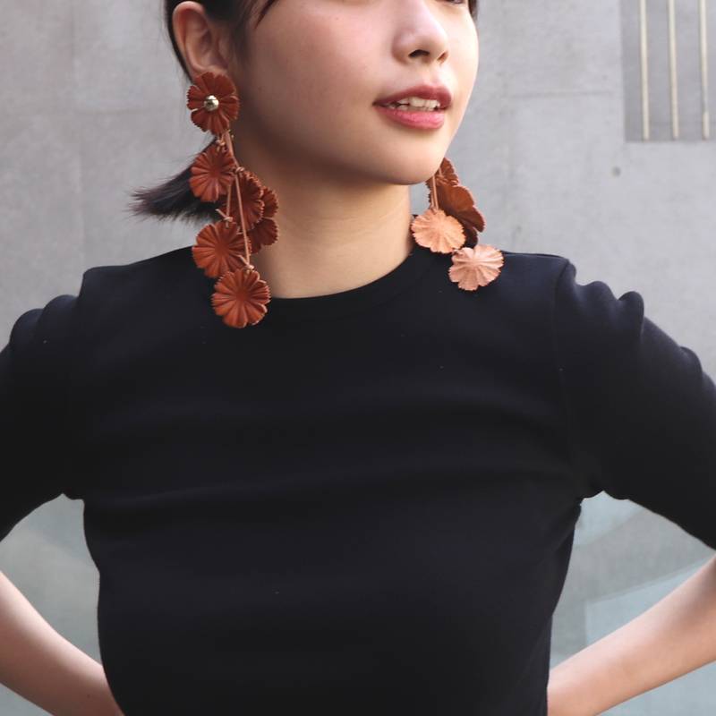 FUMIE TANAKA / FT leather Flower earring - 画像2枚目