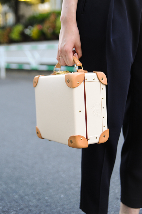 久鍋 楓さん - トム ブラウン(THOM BROWNE)、グローブ・トロッター(GLOBE-TROTTER)｜原宿ストリートスナップ - 写真4