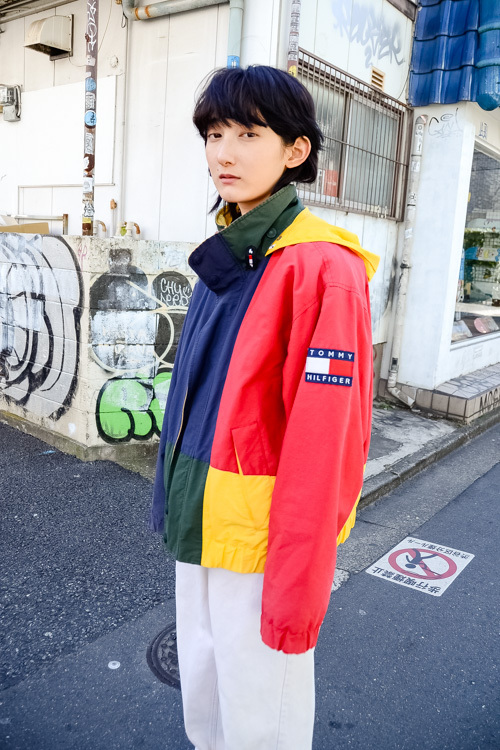 渡邊 あやさん - トミー ヒルフィガー(TOMMY HILFIGER)、古着(ユーズド)(USED)｜原宿ストリートスナップ - 写真2