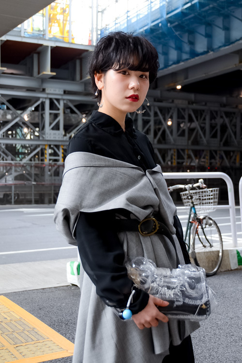 林崎 咲良さん - グリーン(green)、ブラック・コム デ ギャルソン(BLACK COMME des GARÇONS)｜渋谷ストリートスナップ - 写真2