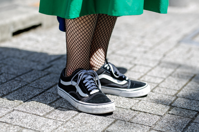 金子 ひとみさん - ミラ オーウェン(Mila Owen)、ヴァンズ(VANS)｜原宿ストリートスナップ - 写真5