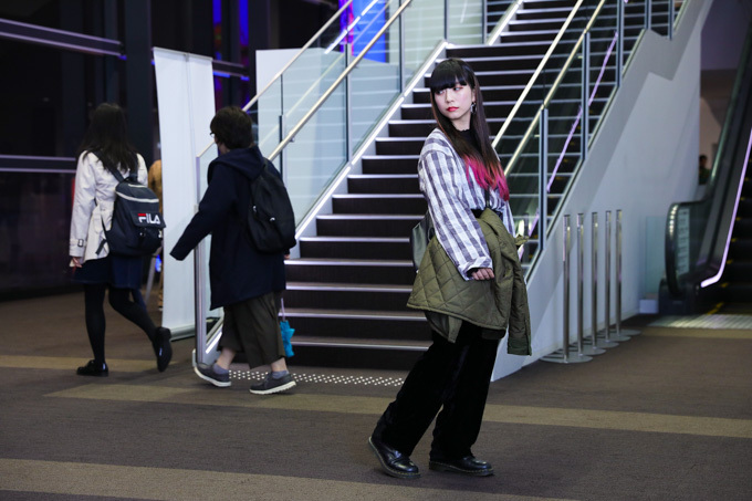 大塚 麻衣さん - 古着(ユーズド)(USED)、ドクターマーチン(Dr. Martens)｜渋谷ストリートスナップ - 写真4