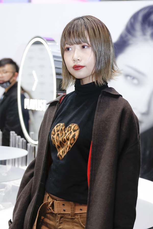 田中 希実さん - ヴィンテージ(vintage)、モスキーノ(MOSCHINO)｜渋谷ストリートスナップ - 写真2