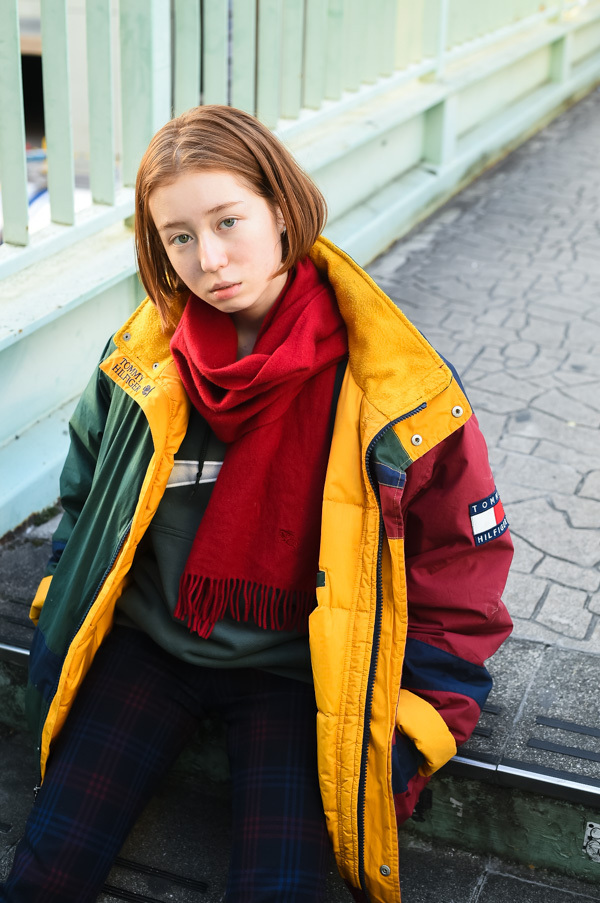 石本 アリーチェさん - トミー ヒルフィガー(TOMMY HILFIGER)、ナイキ(NIKE)｜青山・表参道ストリートスナップ - 写真2