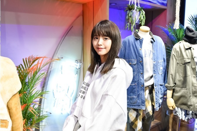 鈴木 優華さん - アレキサンダー ワン(alexanderwang)、アグ(UGG)｜銀座ストリートスナップ - 写真5