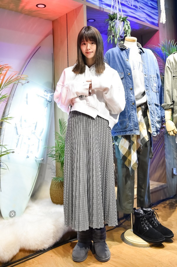 鈴木 優華さん - アレキサンダー ワン(alexanderwang)、アグ(UGG)｜銀座ストリートスナップ - 写真4