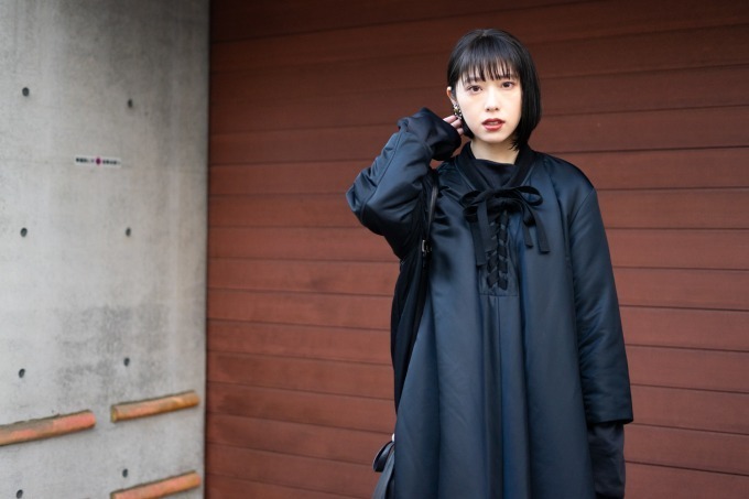 川崎 珠莉さん - レキサミ(REKISAMI)、サカイ(sacai)｜渋谷ストリートスナップ - 写真7