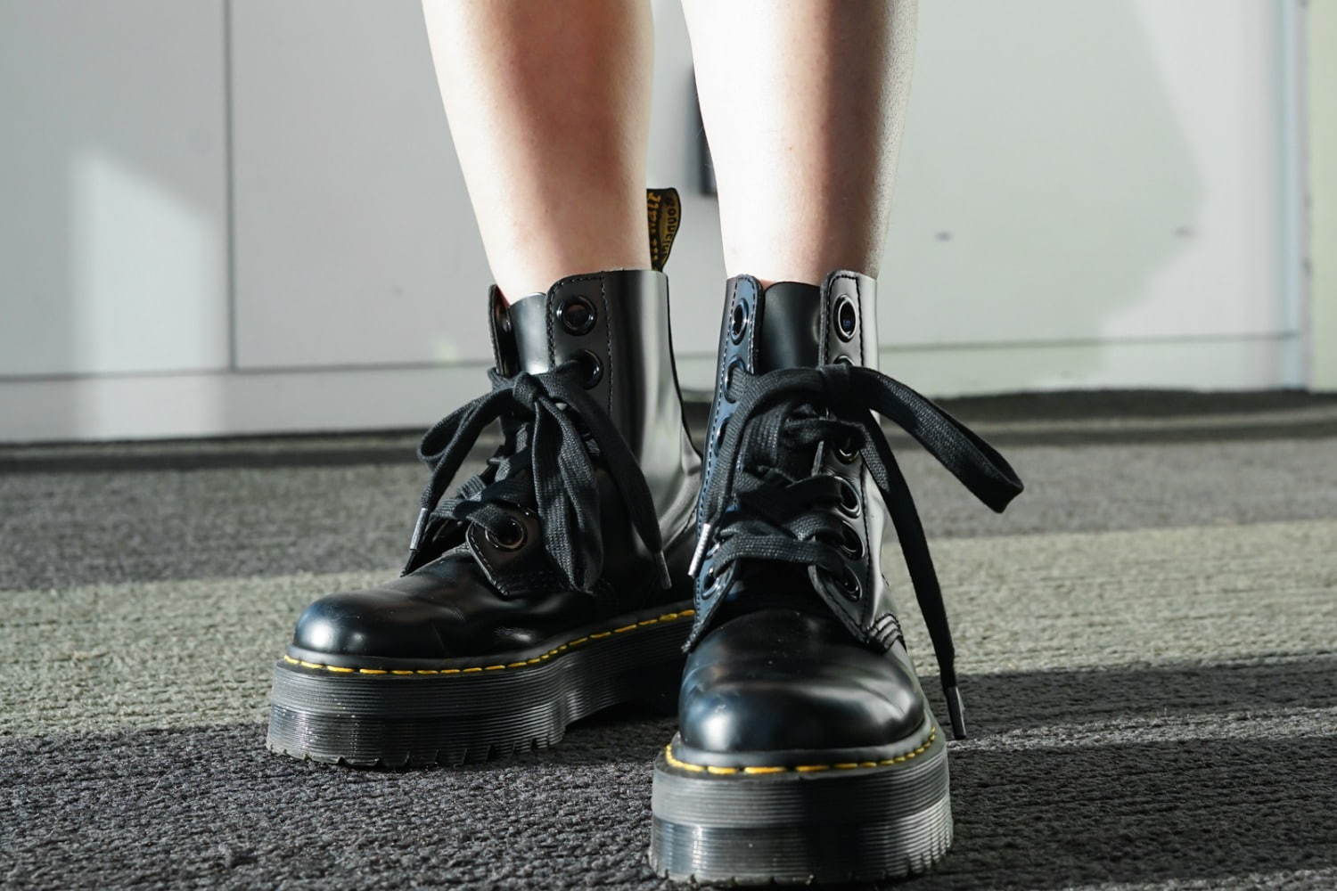 新関 碧さん - 古着(ユーズド)(USED)、ドクターマーチン(Dr. Martens)｜渋谷ストリートスナップ - 写真7