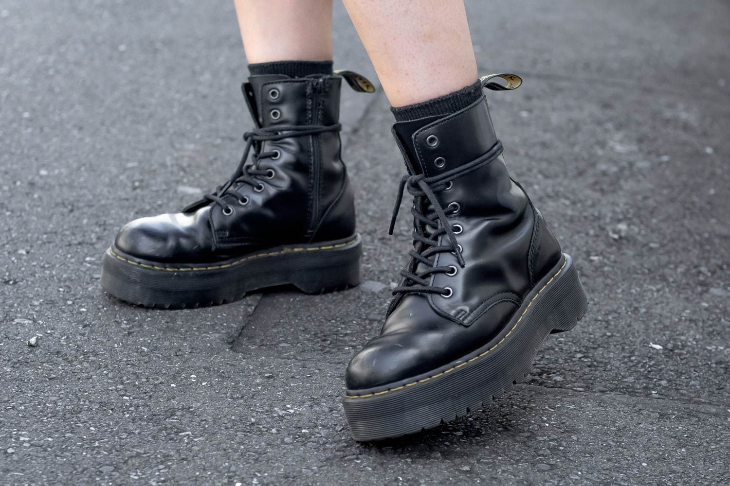 梶谷 笑菜さん - ドクターマーチン(Dr. Martens)、マイケル・コース(MICHAEL KORS)｜渋谷ストリートスナップ - 写真8