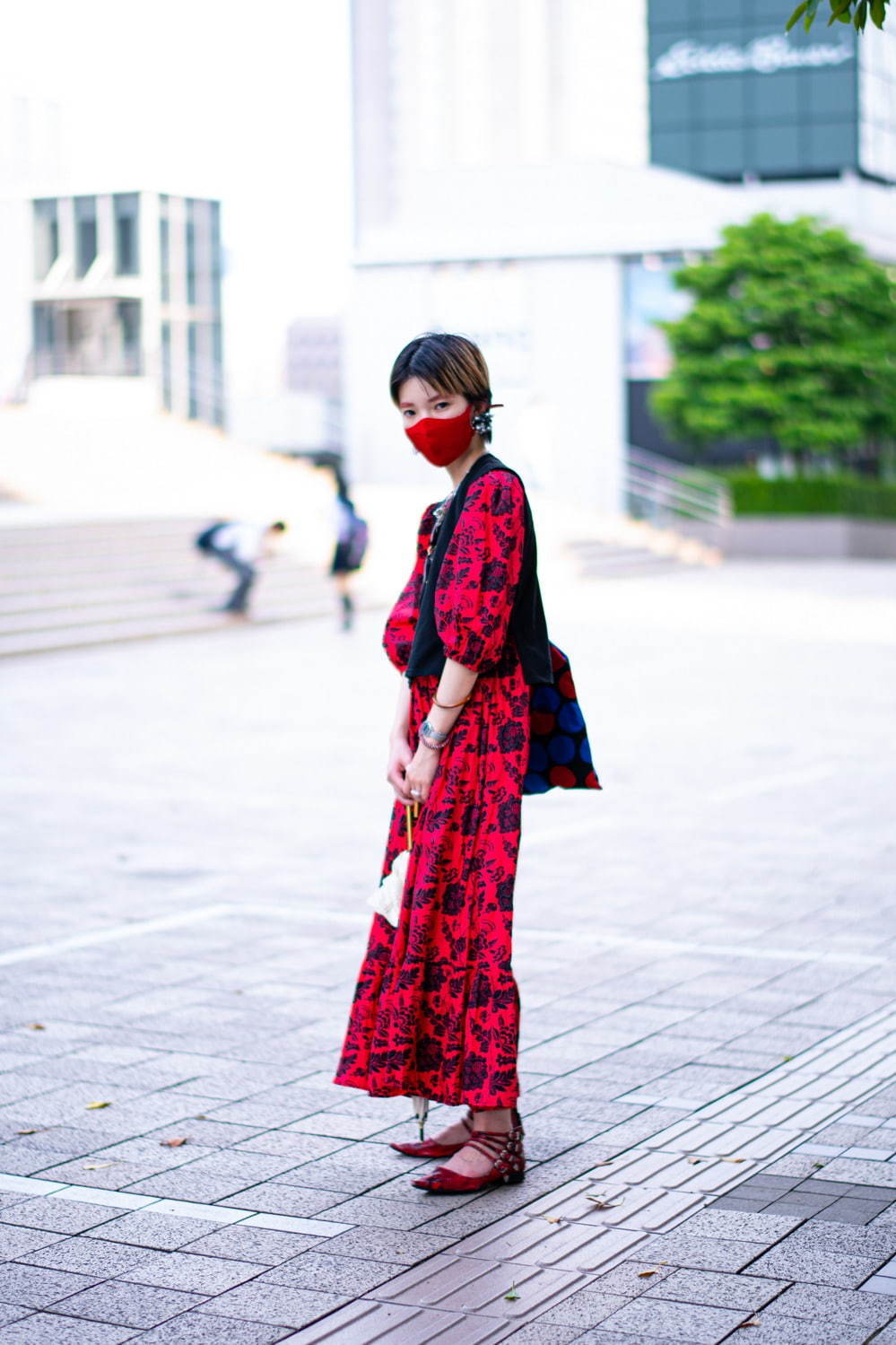 山崎 彩夏さん - トーガ(TOGA)、レイバン(Ray-Ban)｜新宿ストリートスナップ - 写真2