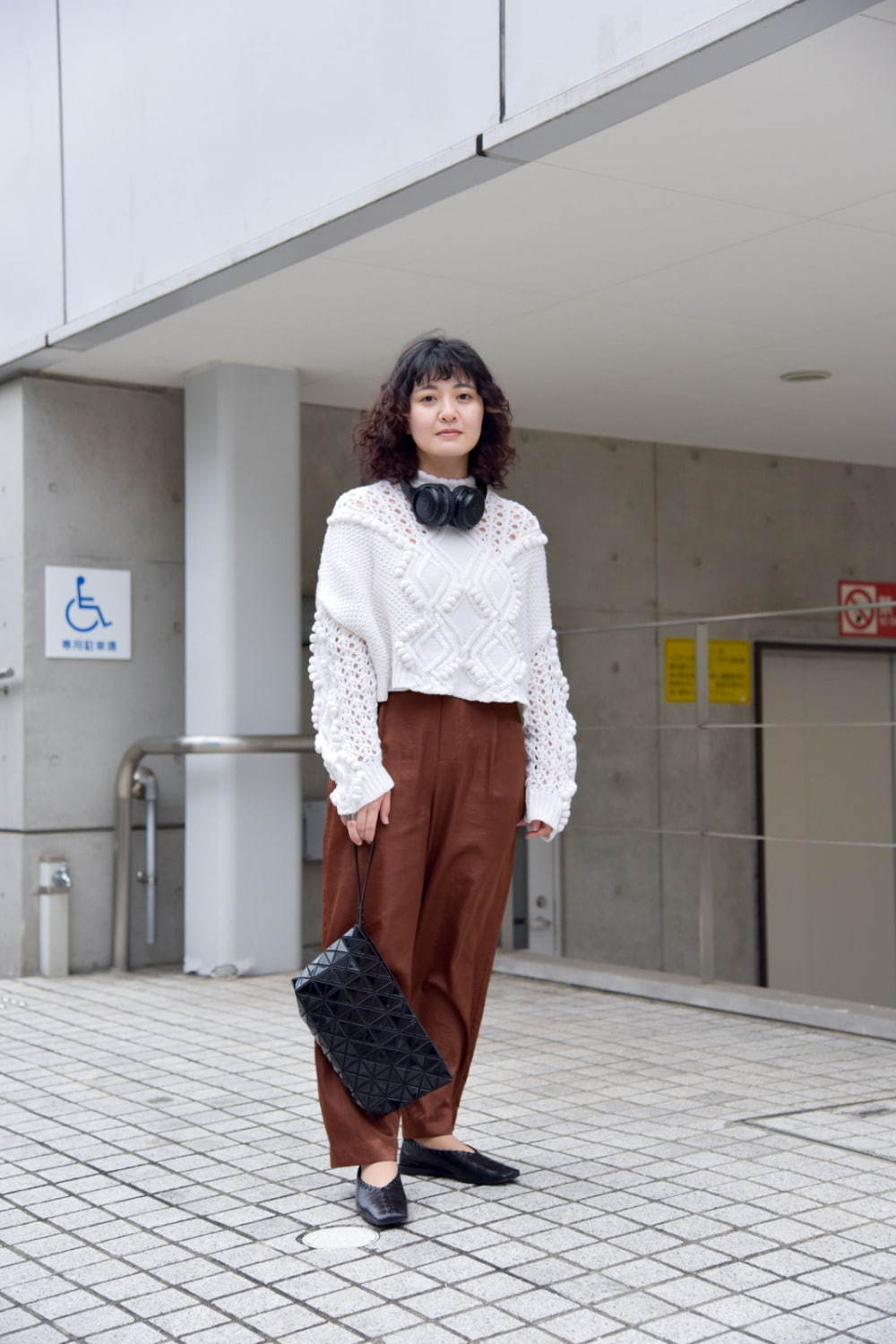 兼次 綾香さん - 3.1 フィリップ リム(3.1 Phillip Lim)、ロク ビューティ＆ユース(ROKU BEAUTY&YOUTH)｜渋谷ストリートスナップ - 写真2